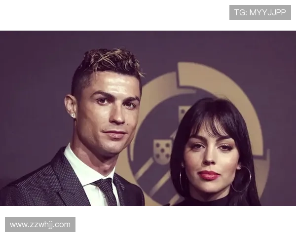 与足球明星的浪漫爱情故事揭示了明星背后的真实情感与生活挑战