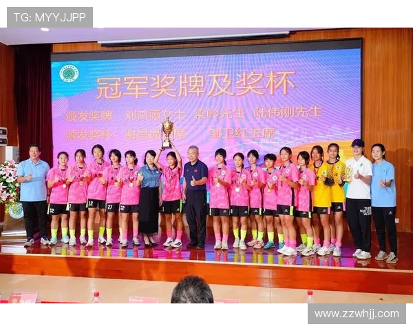 足球明星荣耀时刻精彩瞬间奖杯合影展现无与伦比的足球魅力与成就